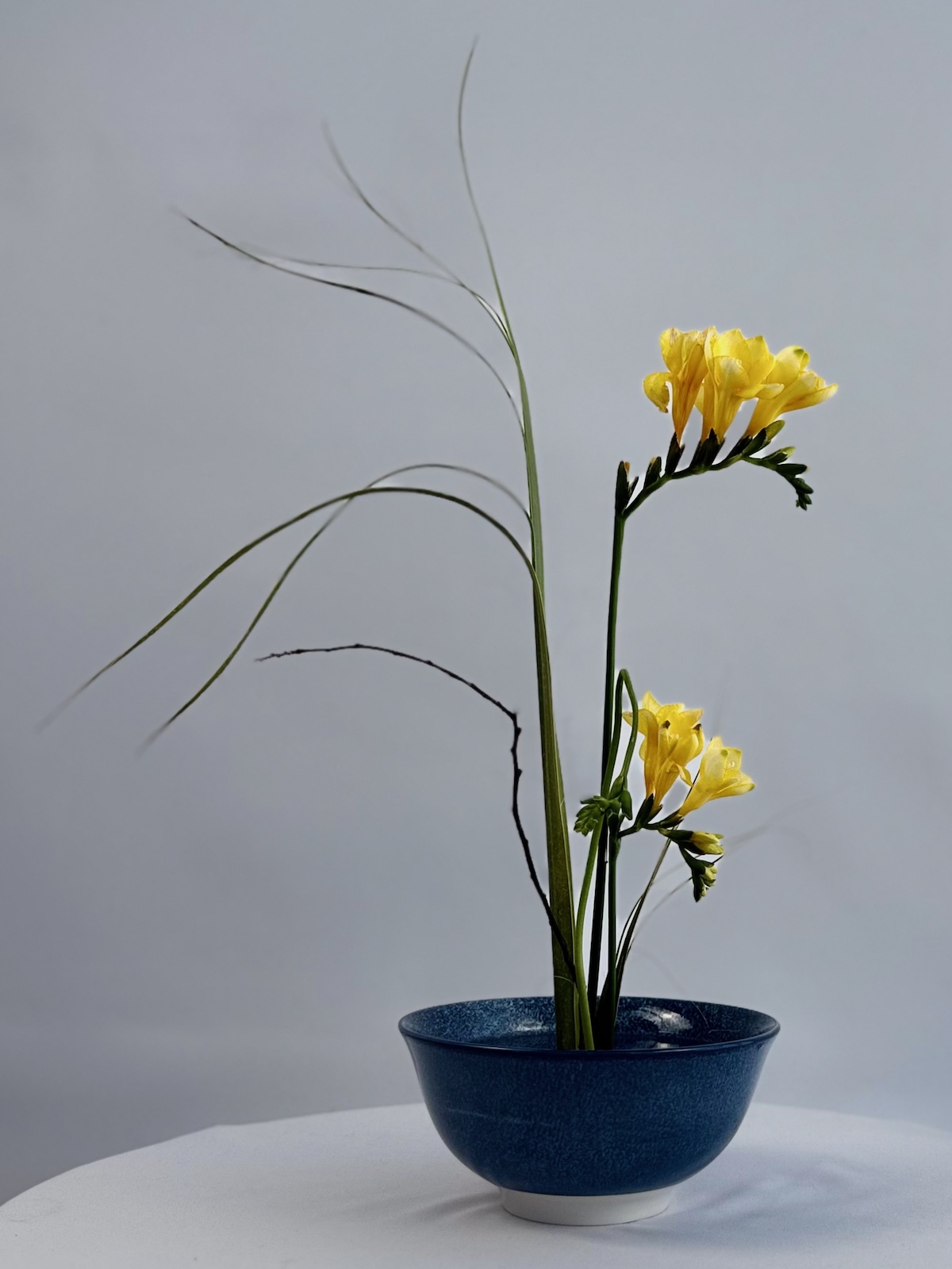 A calming Ikebana flower arrangement highlighting its therapeutic benefits.